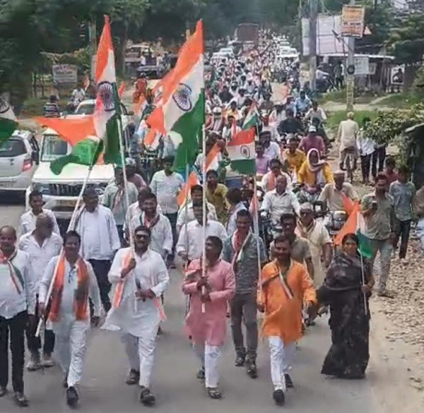 छह किमी. पैदल निकला तिरंगा झंडा यात्रा