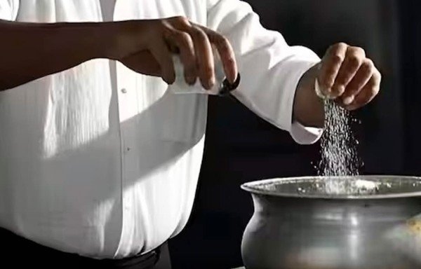 उसने भांजी के ससुराल जाकर गेस्ट के लिए बनाए गए खाने में ही जहर मिला दिया