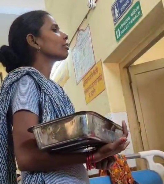 ‘महिला’ अस्पताल में हर कदम पर ‘पैसा’ देना ‘पड़ता’