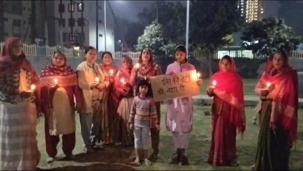 अयोध्या की दलित बेटी के समर्थन में महिलाओं का कैंडल मार्च