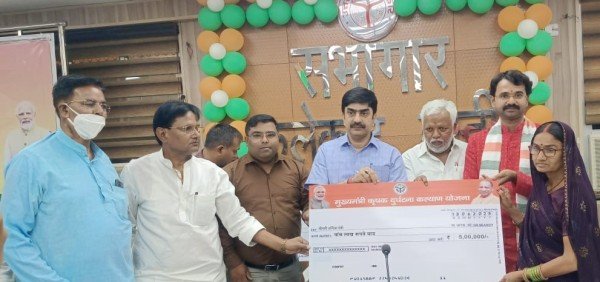 कमिश्नर ने मुख्यमंत्री कृषक दुर्घटना कल्याण योजना के लाभार्थियों को दिया चेक