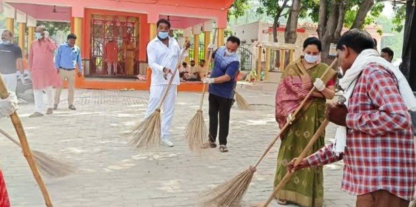 नेहा वर्मा, अंकुर वर्मा के साथ सभासदों ने भी लगाया झाडू