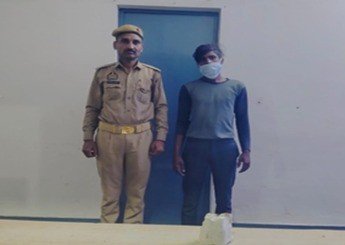 हापुड़ देहात पुलिस ने चैकिंग के दौरान एक अभियुक्त को किया गिरफ्तार, जिसके कब्जे से अवैध शराब बरामद।