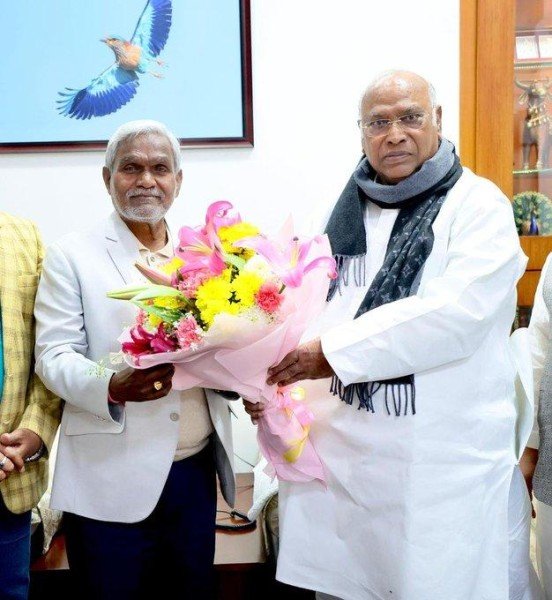 झारखंड के मुख्यमंत्री चम्पाई सोरेन ने दिल्ली में कांग्रेस अध्यक्ष मल्लिकार्जुन खरगे से मुलाकात की।