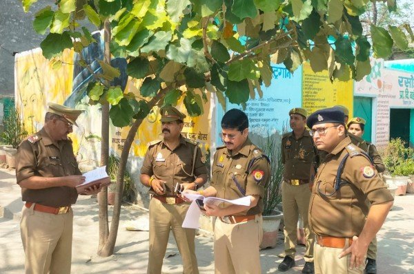 हाफिजपुर क्षेत्रान्तर्गत संवेदनशील बूथों व मिश्रित आबादी वाले क्षेत्रों में भ्रमण कर सुरक्षा