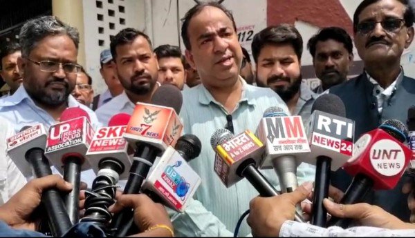 पत्रकारों के साथ मारपीट के विरोध में राष्ट्रपति को ज्ञापन सौंपा