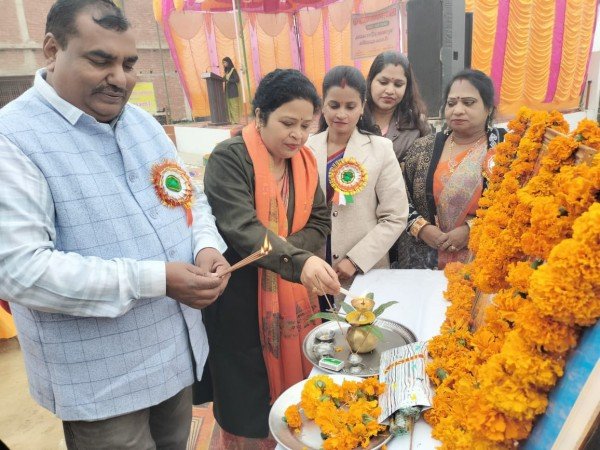 किसी स्कूल ने धन का प्रदर्शन किया तो किसी बच्चों की संख्या का एहसास कराया