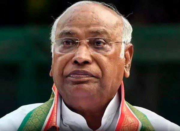 कांग्रेस अध्यक्ष मल्लिकार्जुन खरगे ने प्रधानमंत्री नरेंद्र मोदी से मनमोहन सिंह की समाधि के लिए जगह की मांग