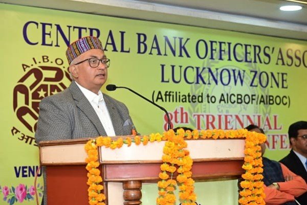 *गाजियाबाद में जिलाधिकारी ने बैंकर्स को कमरे में किया था बंद