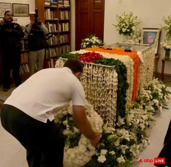 गांधी परिवार ने भी पूर्व पीएम के आवास पर जाकर उन्हें श्रद्धांजलि दी.