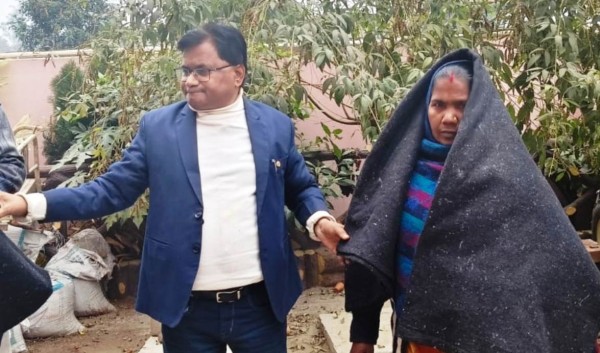 ‘डा. वीके वर्मा’ कार में ‘लेकर’ चलते ‘कंबल’, गरीब मिला ओढ़ा ‘दिया’!