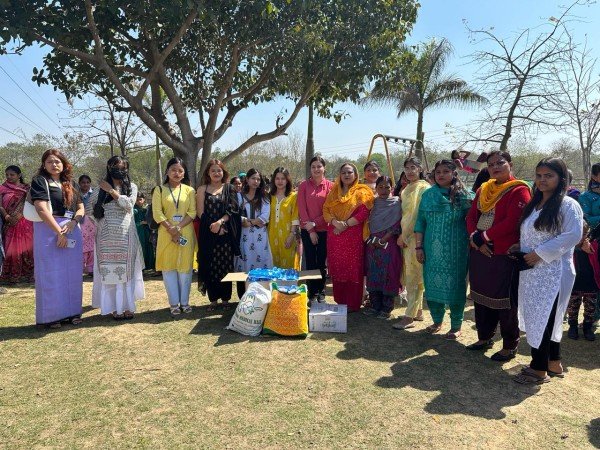 अंतर्राष्ट्रीय महिला दिवस के उपलक्ष्य में संस्था नया सवेरा वेलफेयर सोसाइटी, शिफाज़ फाउंडेशन, मणिपुर स्टूडेंट एसोसिएशन, बिसलेरी ट्रस्ट और लाडली फाउंडेशन ट्रस्ट के कोलैबोरेशन द्वारा धनास में महिला दिवस मनाया गया