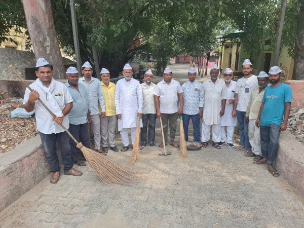 आम आदमी पार्टी के कार्यकर्ताओं ने चलाया सफाई अभियान