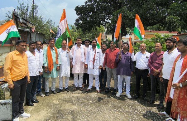 कप्तानगंज बाजार में निकाली गई तिरंगा यात्रा