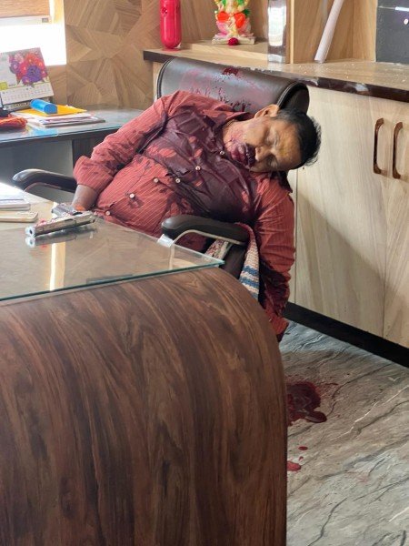 युवक ने खुद को अपनी पिस्टल से मारी गोली