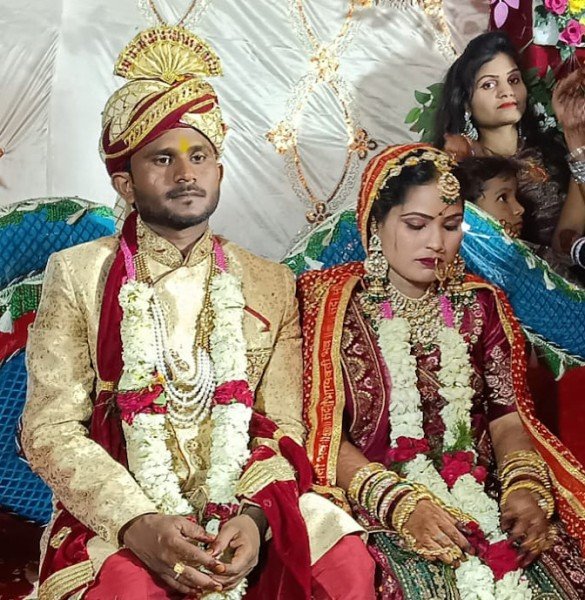 हद कर दीः शादी के दिन दुल्हे के माता और पिता ने चलाया फावड़ा!