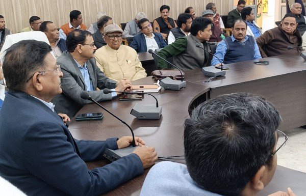 हम्हें सिर्फ रेडक्रास सोसायटी का अध्यक्ष पद चाहिए, बाकी ले जाइए!