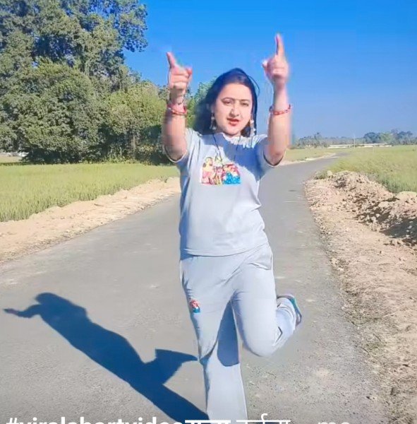 पूनम पांडेयजी नाचना, गाना, रील बनाना इतना पसंद तो नौकरी छोड़िए!