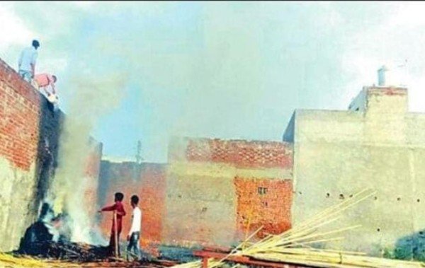 मूढ़ा बनाने के कच्चे माल में लगी आग