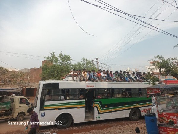 डग्गामार  बसों का बोलबाला,बस की छत पर बेठी सवारी ही सकता हँ बड़ा हादसा जुम्मेदार अधिकारी बनें मूकदर्शक