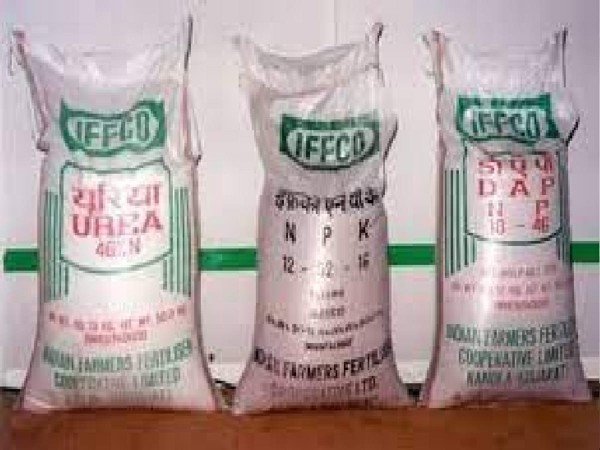 किसानों को नहीं प्लांट वालों को बेच रहे यूरिया