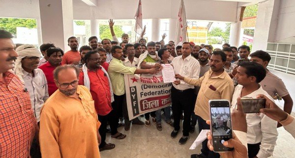 समस्याओं को लेकर ’ई-रिक्शा चालकों ने निकाला जुलूस