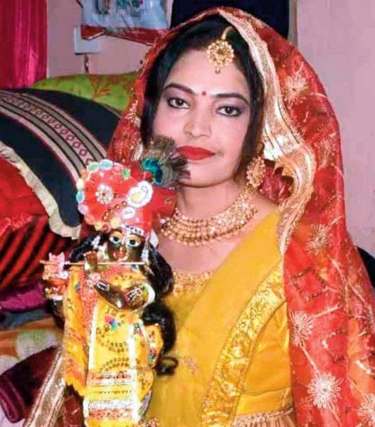 गुंजन अपने पति प्रभु कृष्ण की प्रतिमा के साथ