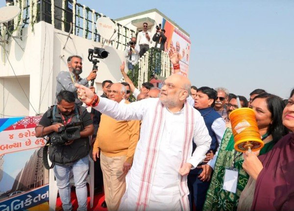 केंद्रीय गृहमंत्री अमित शाह ने अहमदाबाद मैं मकरा सक्रांति का त्यौहार धूमधाम से बनाया