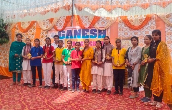 गणेश पब्लिक स्कूल के वार्षिकोत्सव और  रिजल्ट वितरण समारोह पर सभी बच्चों को रिजल्ट दिया