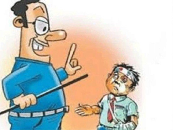 मासूम को बेरहमी से पीट रहा हंसराज इंटर कॉलेज का बाबू!