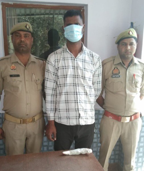 कपूरपुर पुलिस ने चेकिंग के दौरान एक अभियुक्त को किया गिरफ्तार, जिसके कब्जे से अवैध असलहा बरामद।