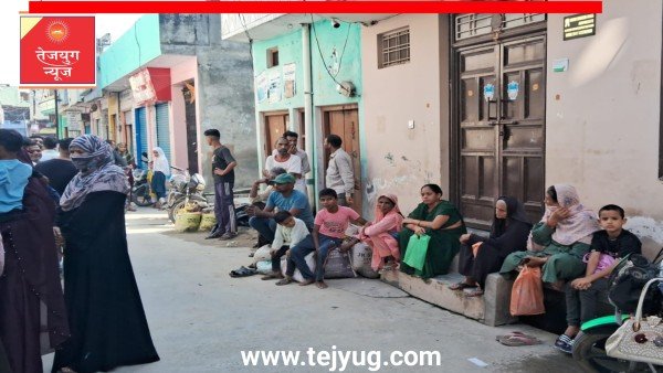 अफज़लगढ़ में डाकघर में आधार के लिए सुबह छ बजे से लगी लाइनें