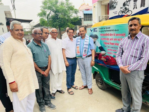 नारायण सेवा संस्थान द्वारा फिजियोथैरेपी सेंटर में मरीजों को लाने ले जाने के लिए शुरू की गई नि:शुल्क ई-रिक्शा