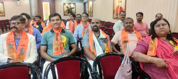 मुख्यमंत्री की सभा में युवाओं ने की नारेबाजी,