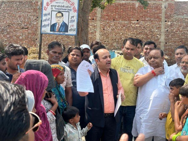 नगरपालिका द्वारा पीएम आवास योजना के तहत मिले लोगों को आवास खाली कराने को लेकर कांग्रेस जन पहुंचे इंदिरा नगर, लोगों को दिलाया आशावान,