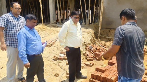 डीएम को आने लगा गुस्सा, घटिया निर्माण पर विफरे, लगाई फटकार