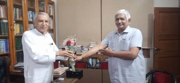 पूर्व रेल मंत्री पवन कुमार बंसल से औपचारिक मुलाकात की