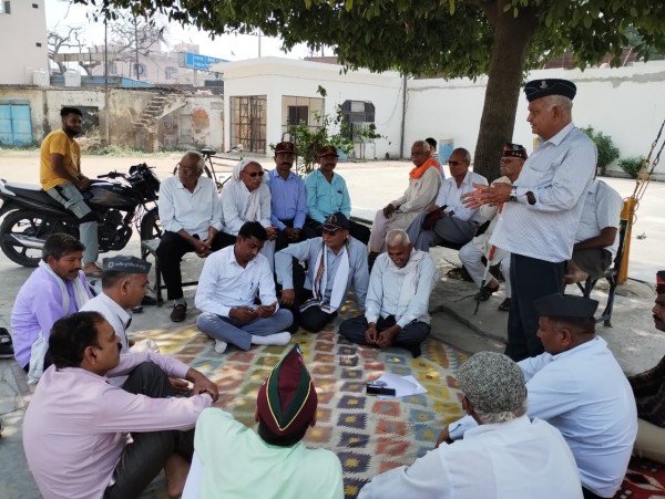 पूर्व सैनिकों की एक मीटिंग गढमुक्तेशवर में गुरुद्वारा प्रांगण में हुई