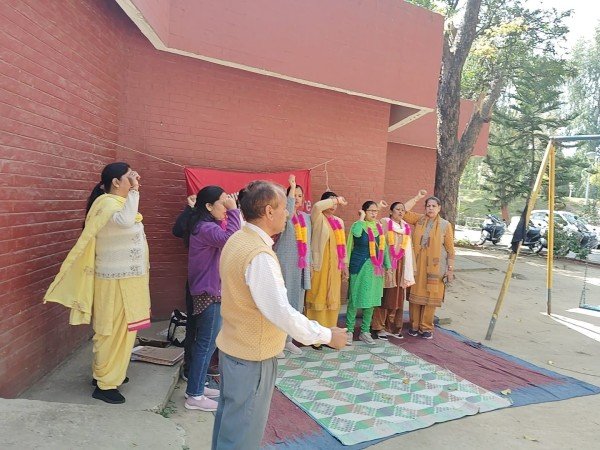 क्रैचों को आंगनवाड़ी में मर्ज कर क्रेच कर्मियों का  वेतन  घटाकर आधा करने के खिलाफ