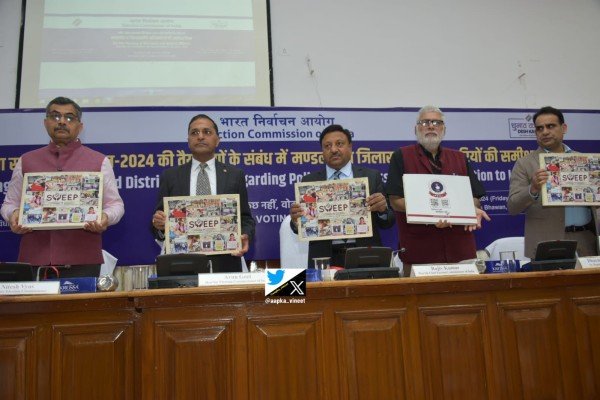 मुख्य निर्वाचन आयुक्त  राजीव कुमार, निर्वाचन आयुक्त  अरुण गोयल एवं अन्य वरिष्ठ अधिकारियों द्वारा SVEEP IN SPECIAL SUMMARY REVISION - 2024 पुस्तक का विमोचन किया गया