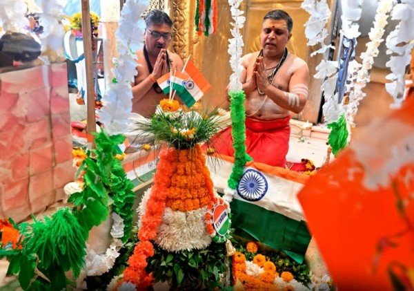 गणतंत्र दिवस के अवसर पर भगवान काशी विश्वनाथ का तिरंगे के साथ विशेष श्रृंगार किया गया।