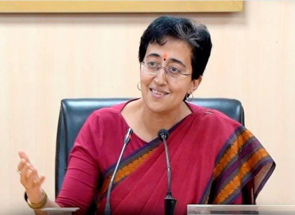 दिल्ली विधानसभा चुनाव से पहले सियासत में बड़े उतार-चढ़ाव देखने को मिल रहे हैं।