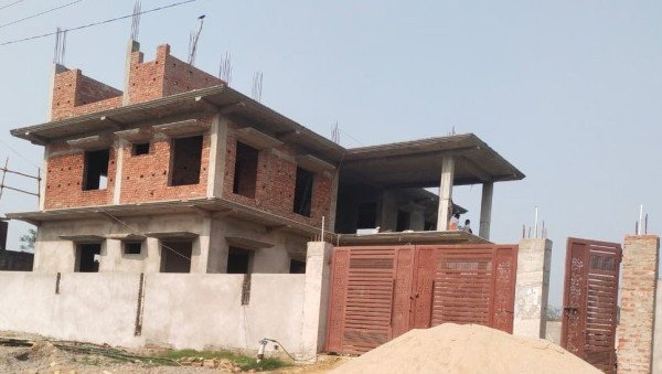 एक ने गौरा में महल खड़ा किया तो दूसरा दसिया में खड़ा कर रहा!