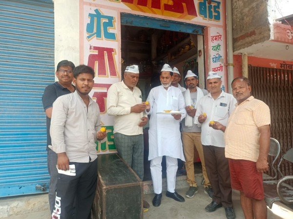 आम आदमी पार्टी के कार्यकर्ताओं ने मिठाई बांटकर जश्न मनाया