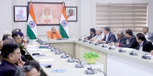 मुख्यमंत्री योगी आदित्यनाथ मंगलवार को अपने सरकारी आवास पर ग्राउंड ब्रेकिंग सेरेमनी के संबंध में बैठक करते हुये