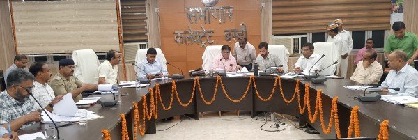 अधिकारी शिकायतकर्ताओं से फोन पर बातचीत करेंःडीएम