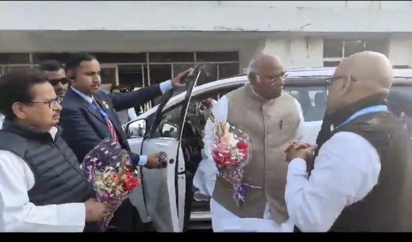 राष्ट्रीय अध्यक्ष मल्लिकार्जुन खड़गे पहुंचे फुरसतगंज एयरपोर्ट