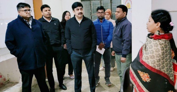 कमिशनर और डीएम ने किया सेल्टर होम का निरीक्षण