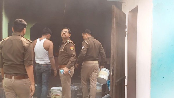 शराबी युवक ने अपने ही घर को किया आग के हवाले।
