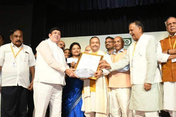 उत्तर प्रदेश मे सहकारिता आन्दोलन को ग्रामस्तर तक पहुचांने में सराहनीय योगदान के लिए सहकारिता मंत्री को आज एन0सी0यू0आई0, आडिटोरियम, नई दिल्ली में